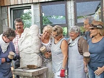 Für Gisela Lang (3. v. l.) war die Sandsteinwerkstatt Neuland. Maria Hausmann (4. v. r.) ist schon lang dabei, rechts Tobias Schreiber Foto: vs