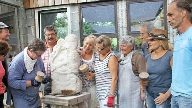 Für Gisela Lang (3. v. l.) war die Sandsteinwerkstatt Neuland. Maria Hausmann (4. v. r.) ist schon lang dabei, rechts Tobias Schreiber Foto: vs