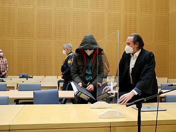 Tief vermummt erschien Zafer K., der als falscher Polizist sieben Rentnerinnen und Rentner um ihre Ersparnisse gebracht hat, zu seinem Prozess am Landgericht Weiden.
