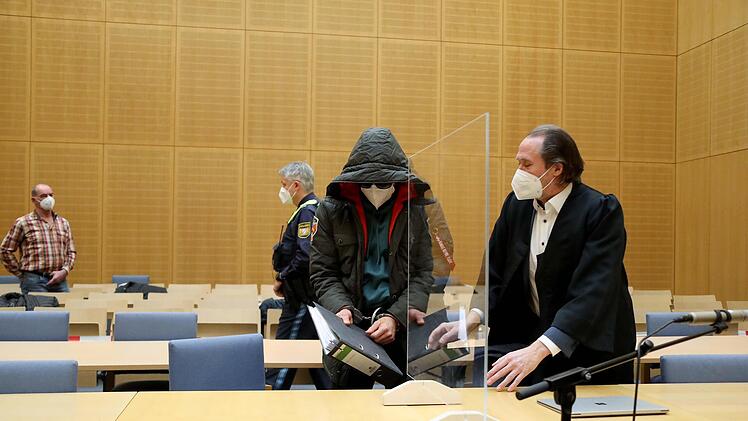 Tief vermummt erschien Zafer K., der als falscher Polizist sieben Rentnerinnen und Rentner um ihre Ersparnisse gebracht hat, zu seinem Prozess am Landgericht Weiden.