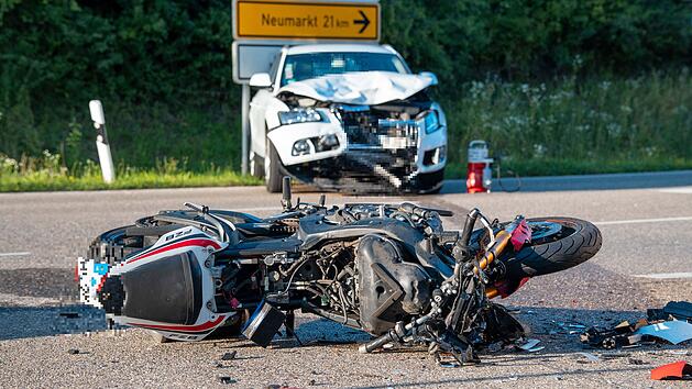 Audi &uuml;bersieht Motorradfahrer beim Abbiegen: Biker stirbt noch an der Unfallstelle
