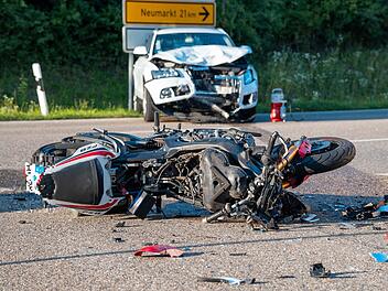 Audi übersieht Motorradfahrer beim Abbiegen: Biker stirbt noch an der Unfallstelle