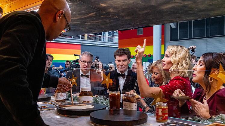 Zumindest wenn es zum Schluss der Sendung,
Leckereien für alle gibt, hellt sich die Laune doch wieder auf. Frohe Weihnachten!