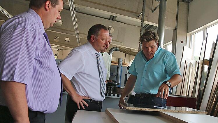 Bernold Martin, Thomas Bold und Werner Paltian lauschen aufmerksam den anschaulichen Ausführungen von Matthias Schäfer. Foto: Gerd Schaar