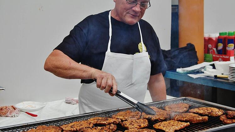 Bei Steaks und Bratwürsten vom Nüdlinger Metzger langten die Gäste kräftig zu. Foto: Sigismund von Dobschütz