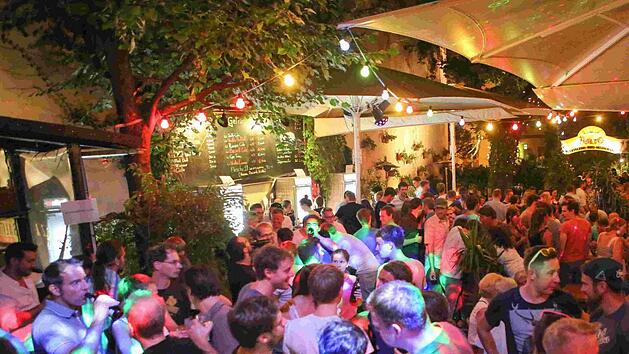 Nein, das ist nicht die Sandkirchweih, sondern der übervolle Bolero-Garten bei der "After-Sandkerwa-Party"  Foto: RiegerPress