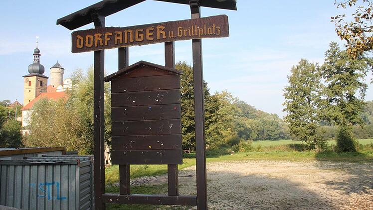 Auf dem Parkplatz der einstigen Raiffeisenbank-Filiale in Strössendorf darf nicht mehr geparkt werden. Die Gemeinde Altenkunstadt gibt daher den Anger zum Parken frei. Foto: Stephan Stöckel