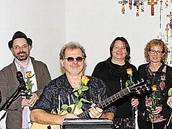 90 Minuten Stille herrschte im neuen evangelischen Gemeindehaus in Kronach. In die Welt der Geschichten entführten (von links) Jutta Gromes, Peter August Kessler, Musiker Thomas Fleischmann, Ulrike Hoppe-Heim, Ilona Graf und Eva-Maria Dannbacher-Frei.  Foto: Rainer Glissnik
