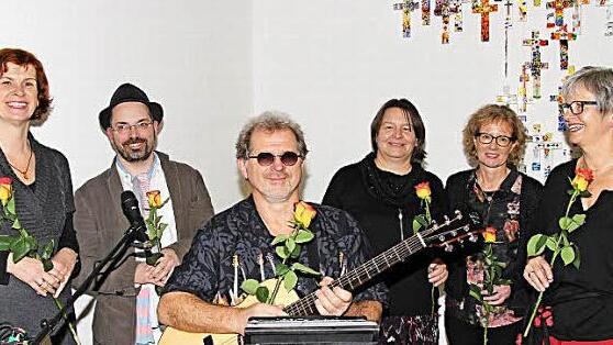 90 Minuten Stille herrschte im neuen evangelischen Gemeindehaus in Kronach. In die Welt der Geschichten entführten (von links) Jutta Gromes, Peter August Kessler, Musiker Thomas Fleischmann, Ulrike Hoppe-Heim, Ilona Graf und Eva-Maria Dannbacher-Frei.  Foto: Rainer Glissnik