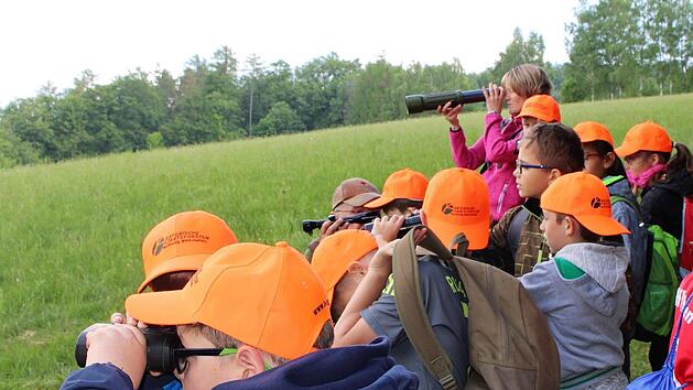 Die Sch&uuml;ler durften Werkzeuge und Ferngl&auml;ser, die zur Jagd benutzt werden, auch gleich ausprobieren.  Julia Raab