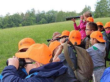 Die Schüler durften Werkzeuge und Ferngläser, die zur Jagd benutzt werden, auch gleich ausprobieren.  Julia Raab