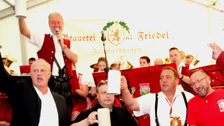 Ein Prosit auf die Kerwa Foto: Johanna Blum