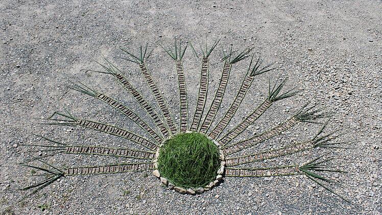 Tiefausläufer, 320 x 230 cm, Schilfrohr, Schilfrohrblätter, Holz vom Haselnussstrauch, Jurakalksteine, Gras