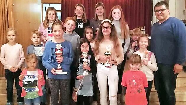 Die Preistr&auml;ger des Turniers mit den Siegern (von links, mit Pokalen) Anni Backert, Melis Sevinc und Hanna Backert sowie VdK-Ortsverbandsvorsitzendem Markus P&uuml;lz (rechts) Foto: Thomas Micheel