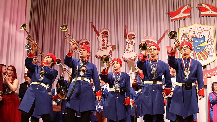 Imposant, laut, herrlich schräg: Der indische Fanfarenzug der Gesellschaft Ostendia aus Fulda. Foto: Thomas Dill