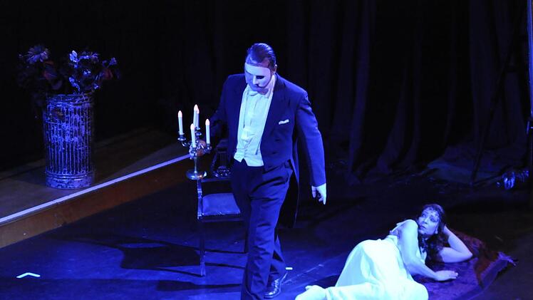 Schauerlich: Das Phantom der Opfer (Eugene F. Raggio), das von Christine (Magdalena Moty) geliebt werden will. Peter Klopf