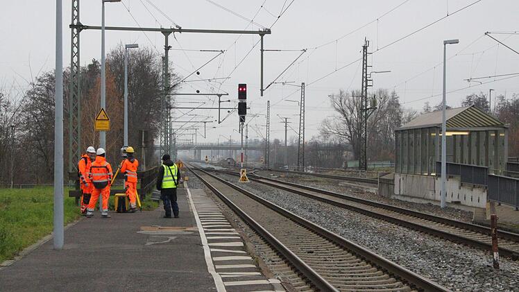 Vermessungsarbeiten im Bahnhof Hallstadt. Foto: Hans Kurz