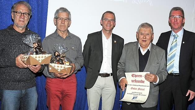 Von links: Georg Konrad, Alfred Konrad, B&uuml;rgermeister Wolfgang Desel, Ehrenmitglied Oskar Motzel und Vorsitzender Thomas Fischer Foto: asp
