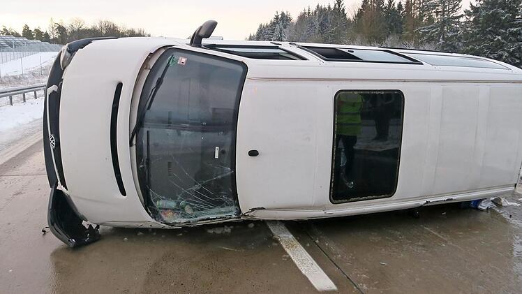Der umgekippte T4-Transporter, in dem ein 27-J&auml;hriger schwer verletzt wurde Foto: VPI Copburg