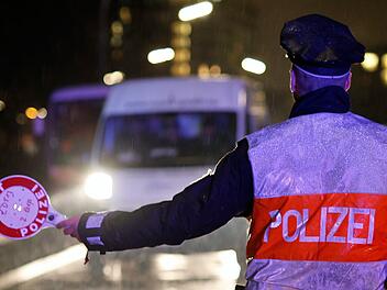Bei einer Polizeikontrolle: Muss ich Führerschein und Fahrzeugschein immer dabei haben?