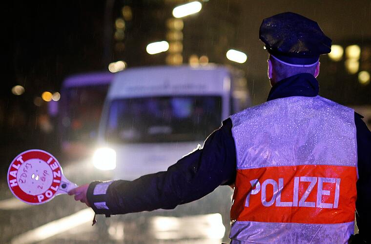 A3 im Kreis Bamberg: Überfüllter Kleintransporter von Polizei gestoppt - elf Mitfahrer auf neun Plätzen