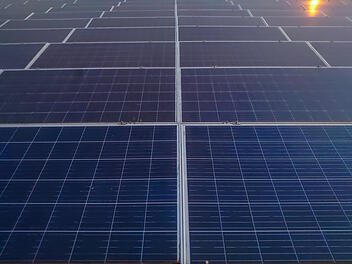 Wechselrichter im Wert von 63.000 Euro von einer Photovoltaikanlage in Schopfloch zwischen dem 5. und 6. Juni 2025 gestohlen. Photovoltaikanlage, Solarpark, Wechselrichter