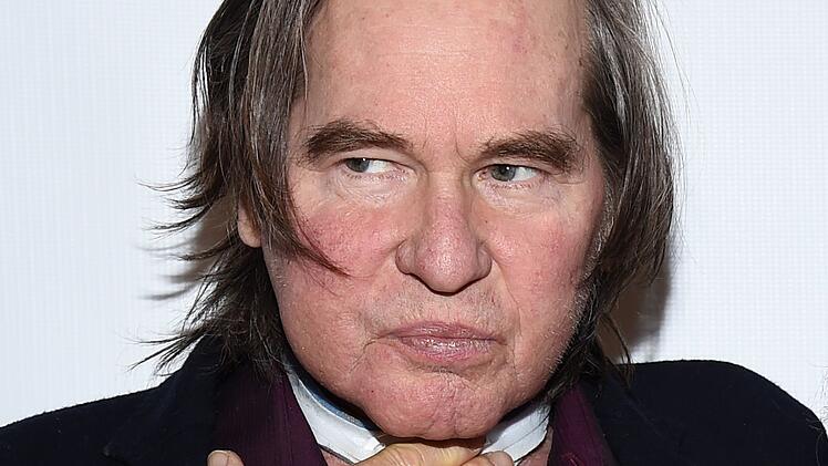 In den 90er-Jahren z&auml;hlte Val Kilmer dank Hauptrollen in "The Doors" (1991), "True Romance" (1993) und "Batman Forever" (1995) zu den gr&ouml;&szlig;ten Hollywoodstars. Am 1. April 2025 starb er an den Folgen einer Lungenentz&uuml;ndung.