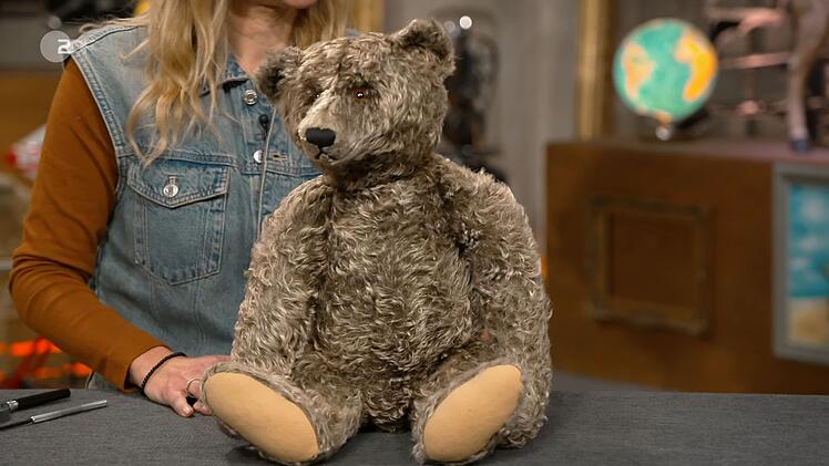 Der Teddyb&auml;r von Steiff war ziemlich genau 100 Jahre alt. "Die Oma meinte, um die 3.000 Euro, da w&auml;re sie schon sehr happy mit", meinte Verk&auml;uferin Mareike. Mit einer Sch&auml;tzung von 2.500 bis 3.000 Euro hielt die Expertin den Wunschpreis f&uuml;r angemessen.