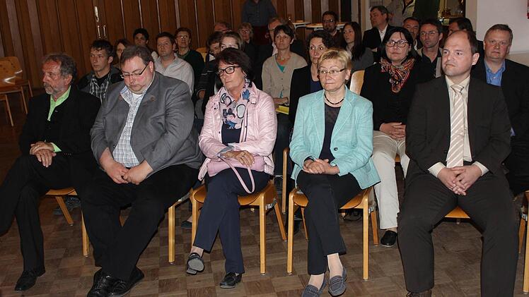 FSV-Schmuckziegelverleihung mit Landrat Reinhardt Glauber, Pinzberger Pfarrer Michael Gehret (v.li.) und Stifter Michael Hofmann (CSU-MdL, re.)