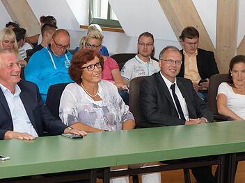 Um 18.35 Uhr waren alle noch recht entspannt: Klaus Lachmann (links) mit Ehefrau Monika und Volker Dittrich mit Ehefrau Alexandra. Kurz nach 19 Uhr stand dann das Ergebnis fest. Fotos: Johannes Michel