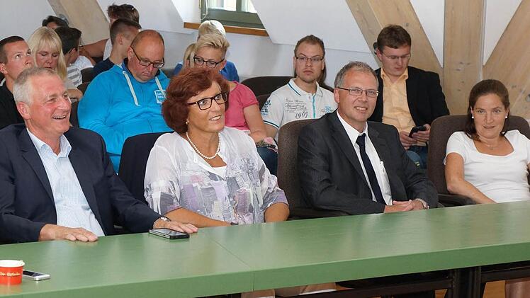 Um 18.35 Uhr waren alle noch recht entspannt: Klaus Lachmann (links) mit Ehefrau Monika und Volker Dittrich mit Ehefrau Alexandra. Kurz nach 19 Uhr stand dann das Ergebnis fest. Fotos: Johannes Michel