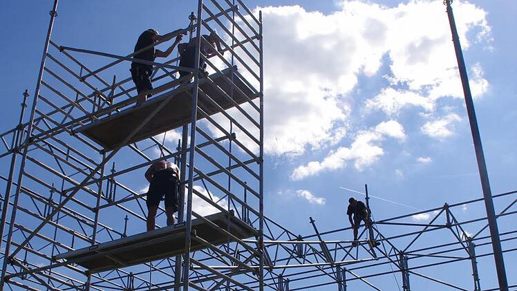 Ein Schattenspiel der besonderen Art: Der Ort für die Proben muss während des Bühnenaufbaus verlegt werden. Foto: Marco Meißner