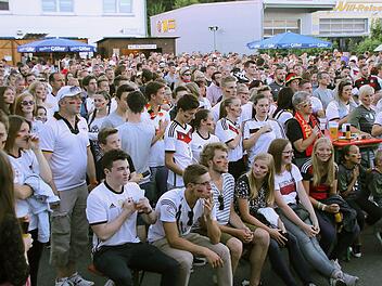 Hochdramatisch: Zwischen 700 und 800 Fußballfans sahen das Halbfinale der Europameisterschaft zwischen Deutschland und Frankreich beim Public Viewing in Zeil.  Foto: Klaus Schmitt