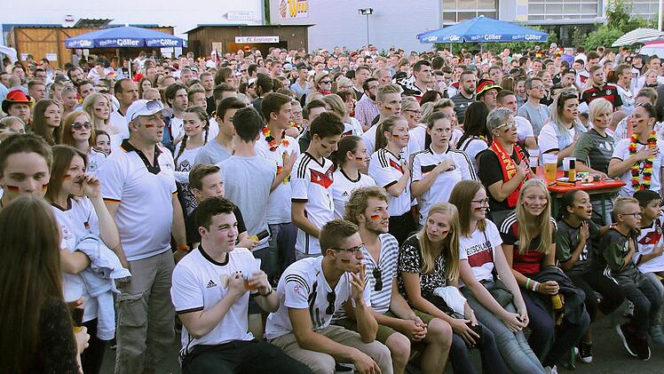 Hochdramatisch: Zwischen 700 und 800 Fußballfans sahen das Halbfinale der Europameisterschaft zwischen Deutschland und Frankreich beim Public Viewing in Zeil.  Foto: Klaus Schmitt