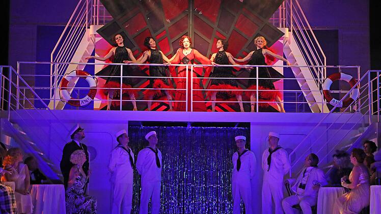 Schwungvolle Premiere: Reichlich Beifall gab es für die Neuinszenierung von "Anything Goes" am Landestheater Coburg. Foto: Henning Rosenbusch