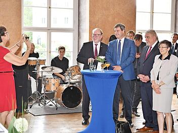 Ein Selfie mit Minister: SPD-Landtagsabgeordnete Susann Biedefeld fotografiert hier mit dem Handy des Bundestagsabgeordneten Hans Michelbach (CSU) eben jenen, Bayerns Finanz- und Heimatminister Markus Söder (CSU), Coburgs Oberbürgermeister Norbert Tessmer (SPD), Oberfrankens Regierungspräsidentin Heidrun Piwernetz und Landtagsabgeordneten Jürgen Heike (CSU) (von links).  Foto: Ronald Rinklef