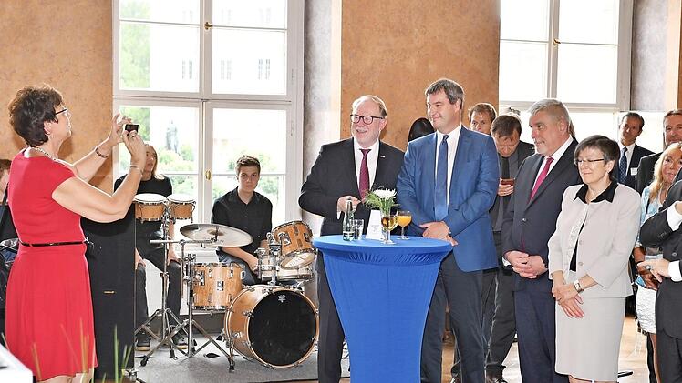 Ein Selfie mit Minister: SPD-Landtagsabgeordnete Susann Biedefeld fotografiert hier mit dem Handy des Bundestagsabgeordneten Hans Michelbach (CSU) eben jenen, Bayerns Finanz- und Heimatminister Markus Söder (CSU), Coburgs Oberbürgermeister Norbert Tessmer (SPD), Oberfrankens Regierungspräsidentin Heidrun Piwernetz und Landtagsabgeordneten Jürgen Heike (CSU) (von links).  Foto: Ronald Rinklef