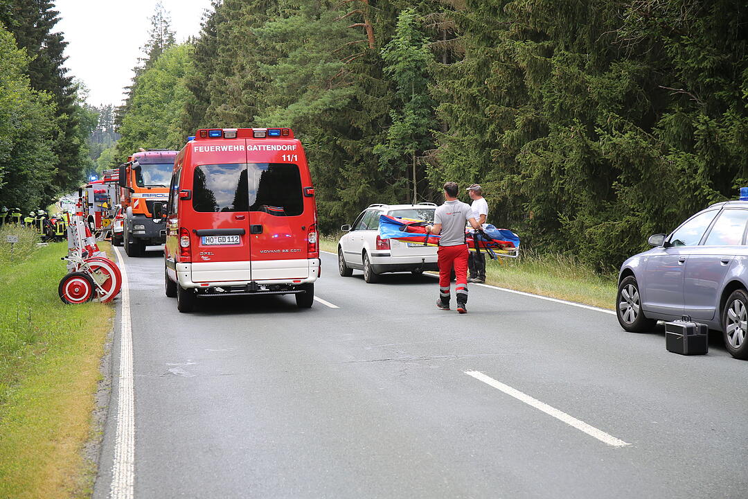 Frontalcrash in Oberfranken: Fahrer bei Unfall eingeklemmt und schwer verletzt
