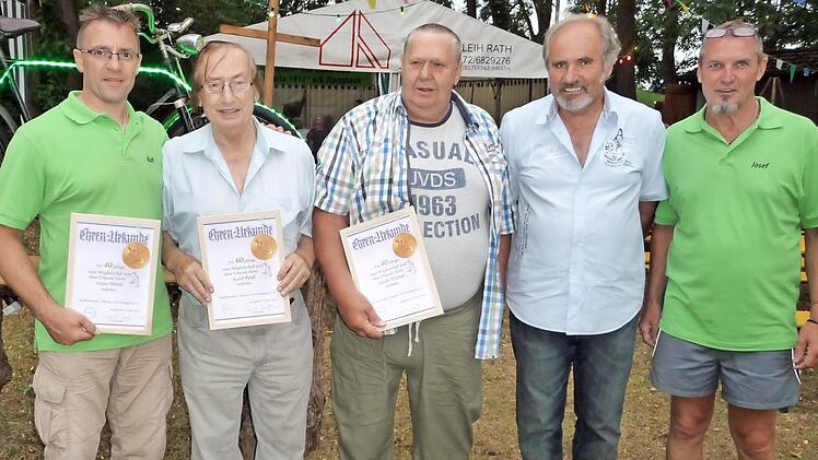 Geehrt wurden langjährige und verdiente Mitglieder. Unser Bild zeigt (von links) den Vorsitzenden Ralf Finger, Rudi Reuß (60 Jahre Mitgliedschaft), Günther Krämer (40 Jahre), Klaus Pfeifer (zehn Jahre Vorsitzender und Schriftführer) sowie den Vorsitzenden Josef Brand.