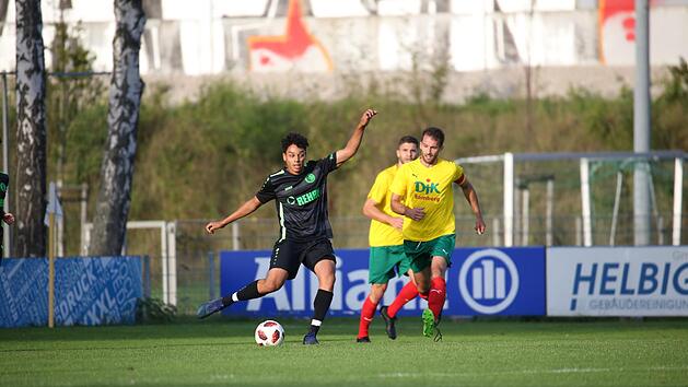 Mit einem dreckigen 2:0-Sieg sichert sich Eltersdorf mit Karim Said (links) die Tabellenspitze der Bayernliga Nord. In unserem Bild spielt Said den Ball vor Bambergs Nicolas Esparza in die Mitte. Foto: Sebastian Baumann