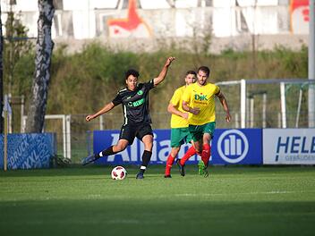 Mit einem dreckigen 2:0-Sieg sichert sich Eltersdorf mit Karim Said (links) die Tabellenspitze der Bayernliga Nord. In unserem Bild spielt Said den Ball vor Bambergs Nicolas Esparza in die Mitte. Foto: Sebastian Baumann