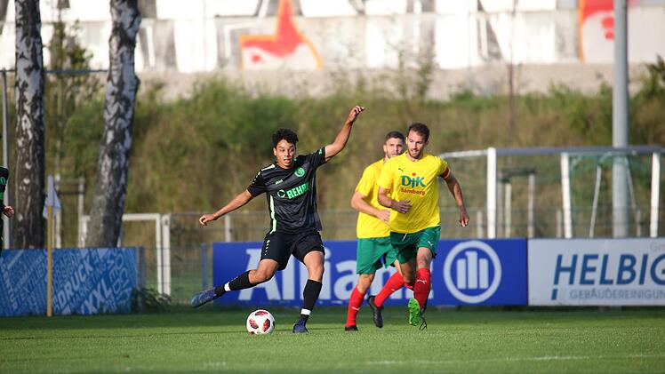 Mit einem dreckigen 2:0-Sieg sichert sich Eltersdorf mit Karim Said (links) die Tabellenspitze der Bayernliga Nord. In unserem Bild spielt Said den Ball vor Bambergs Nicolas Esparza in die Mitte. Foto: Sebastian Baumann