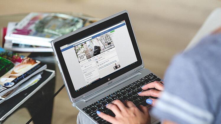 hands-woman-laptop-notebook
