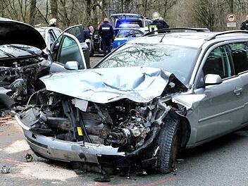 Nur noch Schrottwert hatten die beiden Autos nach dem Frontalzusammensto&szlig;.Monika Limmer
