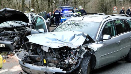 Nur noch Schrottwert hatten die beiden Autos nach dem Frontalzusammensto&szlig;.Monika Limmer
