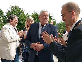 Norbert Tessmer (Mitte) trägt jetzt den Titel Alt-Oberbürgermeister. Beifall klatschen (von links) Hans-Heinrich Eidt, Birgit Weber, Regierungspräsidentin Heidrun Piwernetz (verdeckt) und 2. Bürgermeister Hans-Herbert Hartan. Foto: Simone Bastian