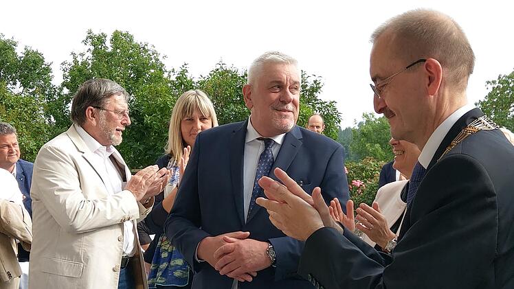Norbert Tessmer (Mitte) trägt jetzt den Titel Alt-Oberbürgermeister. Beifall klatschen (von links) Hans-Heinrich Eidt, Birgit Weber, Regierungspräsidentin Heidrun Piwernetz (verdeckt) und 2. Bürgermeister Hans-Herbert Hartan. Foto: Simone Bastian