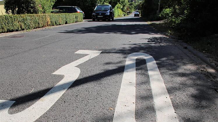Zu Stoßzeiten bei großen Beerdigungen ist die Bergstraße in Eckarts stark befahren. Foto: Julia Raab