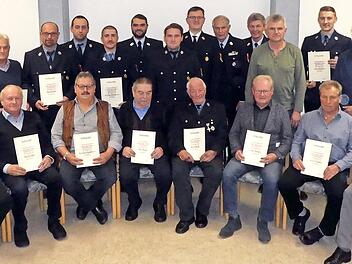 F&uuml;r ihre langj&auml;hrige Treue ausgezeichnet: die aktiven Mitglieder der Freiwilligen Feuerwehr Oberleiterbach mit der Vereinsf&uuml;hrung und den Ehreng&auml;sten