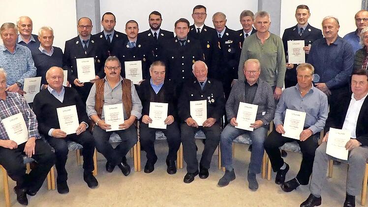 F&uuml;r ihre langj&auml;hrige Treue ausgezeichnet: die aktiven Mitglieder der Freiwilligen Feuerwehr Oberleiterbach mit der Vereinsf&uuml;hrung und den Ehreng&auml;sten